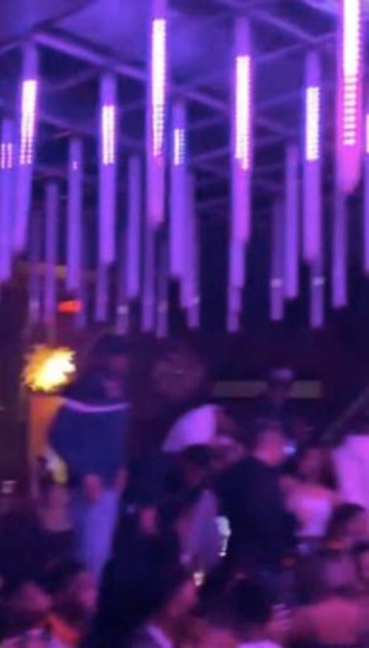 Las imágenes fueron originalmente subidas a Instagram por el centro de diversión nocturna INTL, pero tras estallar una polémica en torno al expúgil, las borró.