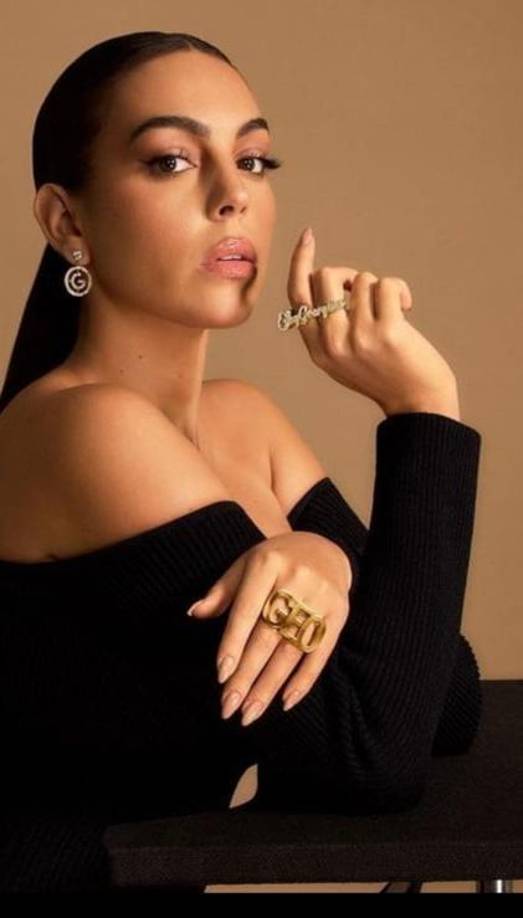 “Lo que tengo en el banco lo he trabajado yo, lo he construido yo. Estoy orgullosa de mi trabajo y de cómo he gestionado mi carrera, encontrando el equilibrio entre mi dedicación profesional, personal y familiar”, puntualizó Georgina de manera rotunda al ser consultada por su fortuna.