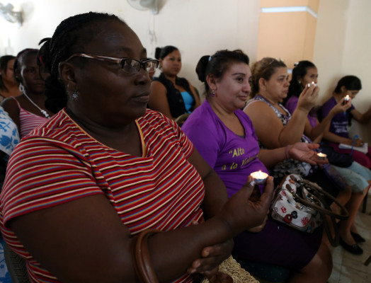 Mujeres protestan en actos culturales