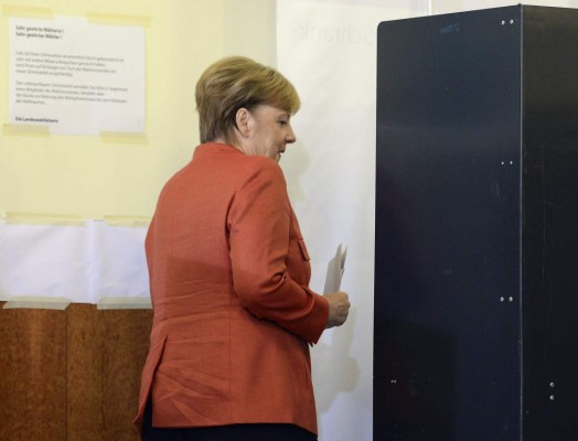 Merkel y Schulz votan y el presidente alemán llama a las urnas