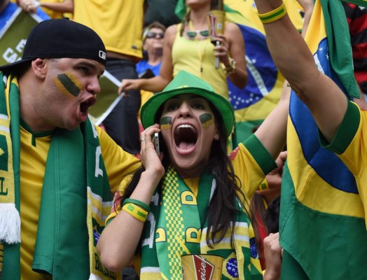 Ellas roban las miradas en partidos de México, Brasil y Chile