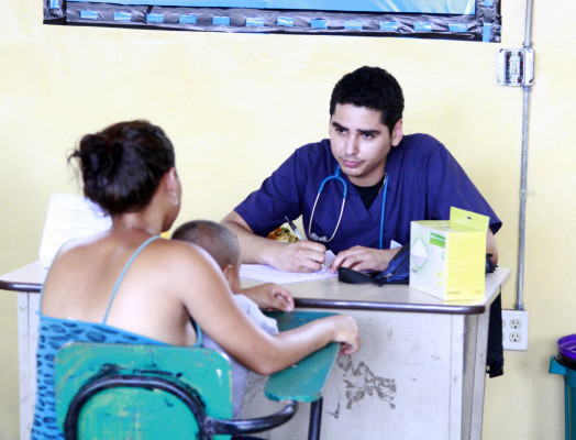 Cofradía se beneficia con brigada médica