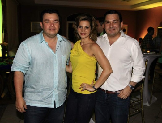 Estefanía Marinakys y Juan Carlos Guzman se casan el sábado