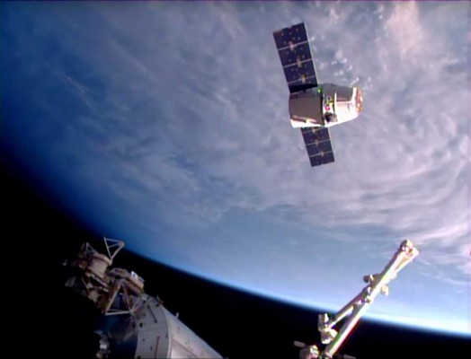 Cápsula de SpaceX se acopla con éxito a la Estación Espacial Internacional