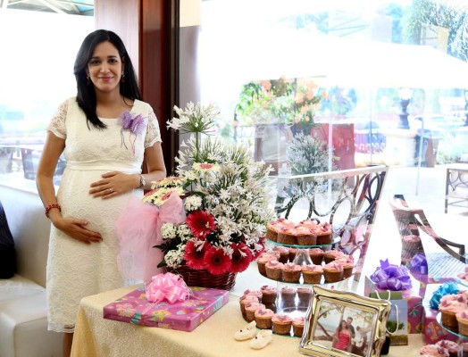 Mañana maternal para brindar por una niña