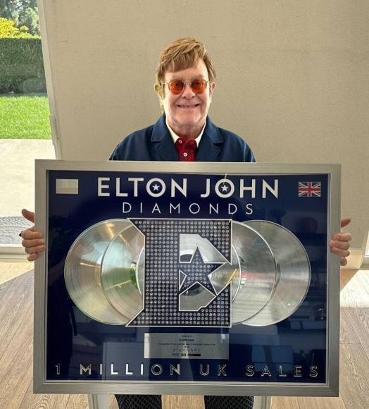 Elton John fue diagnosticado tras un chequeo médico rutinario en 2017 el mismo año que falleció su madre. El artista en vez de someterse a quimioterapia decidió hacerse una cirugía para que le extirparán la próstata, y la operación fue un éxito.