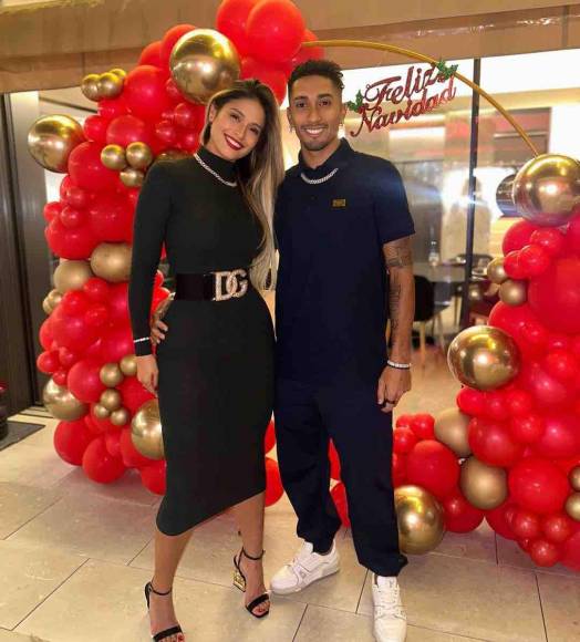 Raphinha - El delantero brasileño del FC Barcelona viajó a Brasil para pasar la Navidad con su bella esposa.