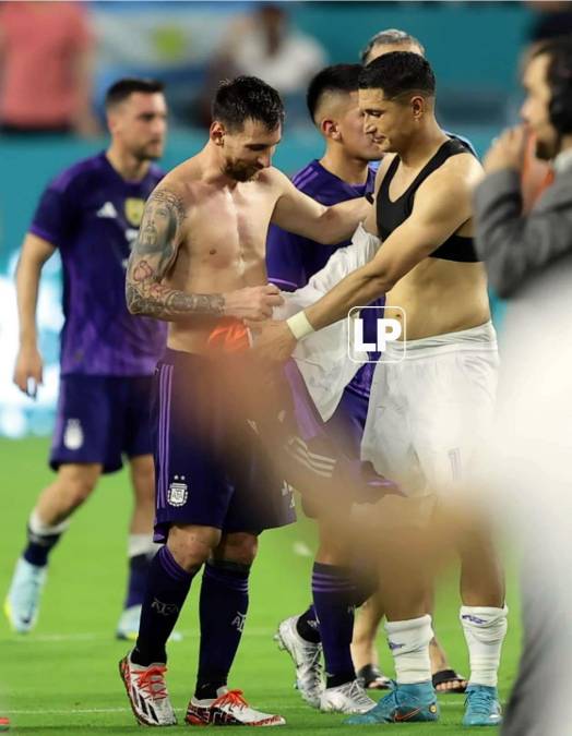 Lionel Messi y Héctor Castellanos intercambiaron las camisetas al final del partido.