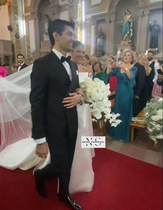No hay plazo que no se cumpla y Maity Interiano llegó al altar junto a su ahora esposo Anuar Zidan, con quien contrajo nupcias la tarde del sábado 23 de septiembre en Cuernavaca, México.