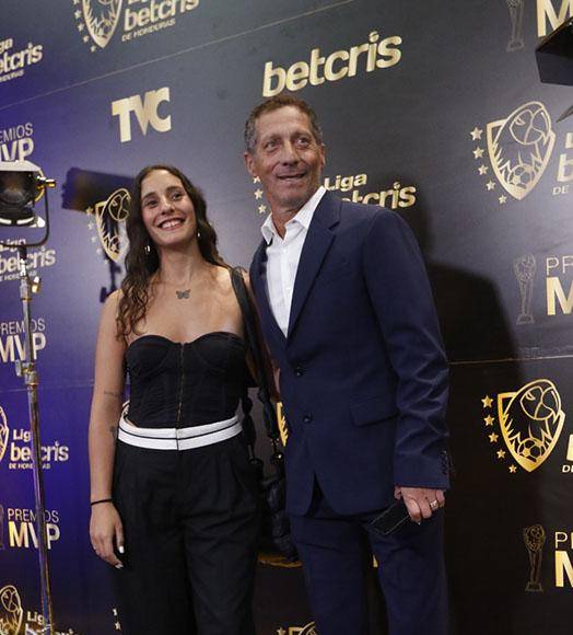 Iara, la bella hija de Pedro Troglio, el técnico del Olimpia.