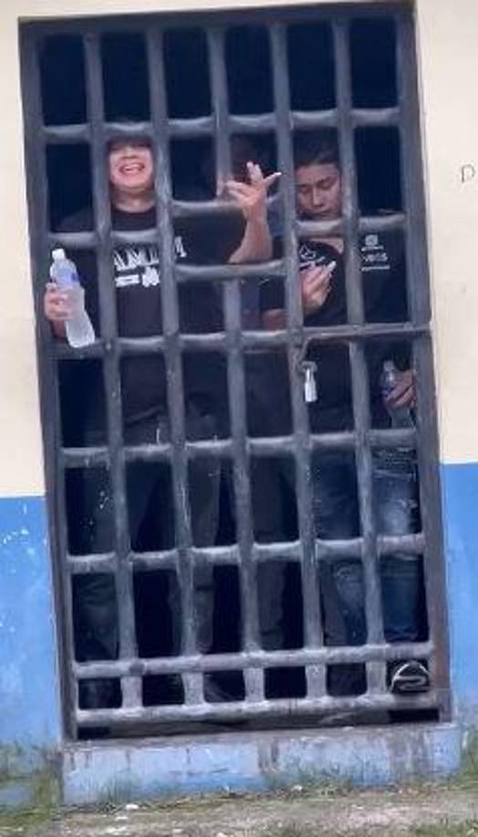 Al día siguiente se viralizó la imagen de Luis Laboriel en un celda policial en compañía de otro joven.