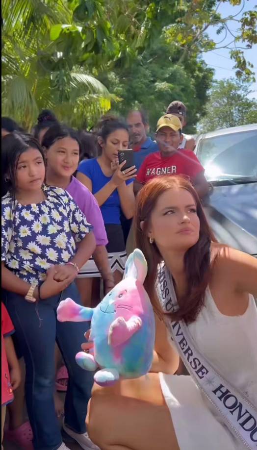 Entre los momentos destacados en esta gira fue ver a Stephanie Cam hincada entregando peluches a los niños con todo el cariño del mundo.