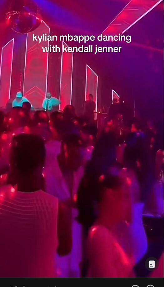 A través de TikTok, se comenzó a difundir un video donde la famosa modelo está bailando de manera muy cerca del futbolista. Este clip habría sido compartido por el propio reggaetonero, junto con la siguiente frase: “Where she goes (a dónde va)”.