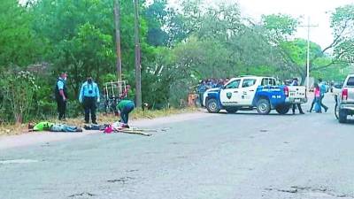 Los cuerpos quedaron tirados en la orilla de la carretera.