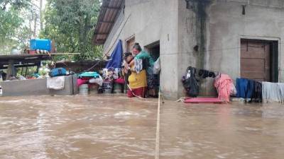 Las lluvias del frente frío que afecta el norte y el litoral de Honduras ya dejan nuevos daños. En la aldea de Tornabé, en el municipio de Tela, Atlántida, una familia fue evacuada debido a que su vivienda se inundó.