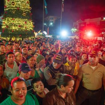 La alegría, magia y diversión se conjugaron en la inauguración de la temporada dicembrina mientras el alcalde Roberto Contreras bailó y compartió con los presentes