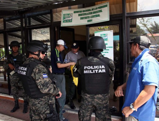 Fusina secuestra documentos y asegura base de datos del RNP