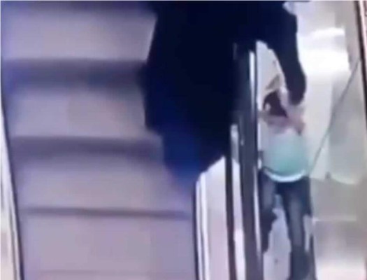 Niña cae al vacío desde una grada eléctrica