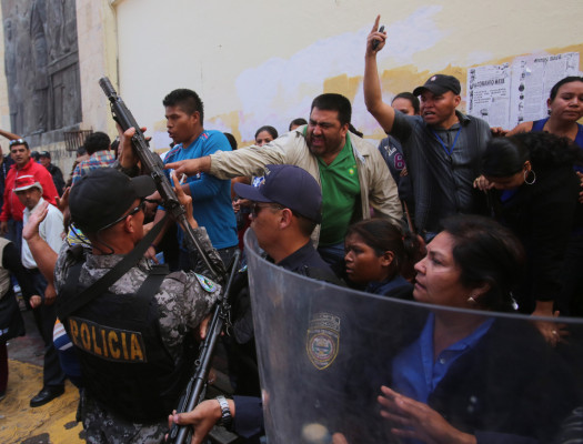 Protesta en el Congreso Nacional termina en violenta riña