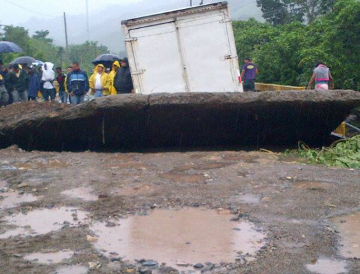 Siguen daños e inundaciones por lluvias en el litoral