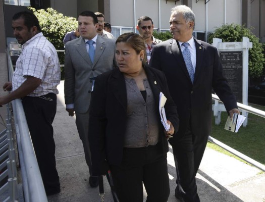 Admiten recursos para derogar ley que impide hablar de reelección