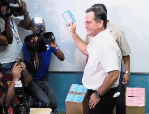 Panameños votan en reñidas elecciones bajo la sombra de Martinelli