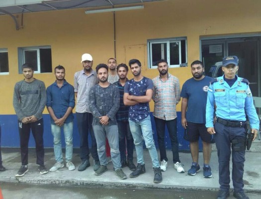 Retienen a nueve migrantes nepalíes en la zona sur