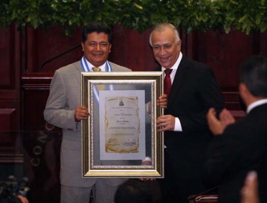 Congreso reconoce la labor de periodistas hondureños