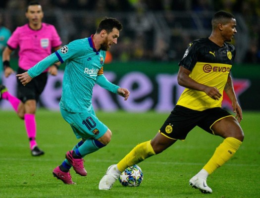 Barcelona's Argentine forward Lionel Messi (L) and Dortmund's Swiss defender Manuel Akanji vie during the UEFA Champions League Group F football match Borussia Dortmund v FC Barcelona in Dortmund, western Germany, on September 17, 2019. (Photo by SASCHA SCHUERMANN / AFP)