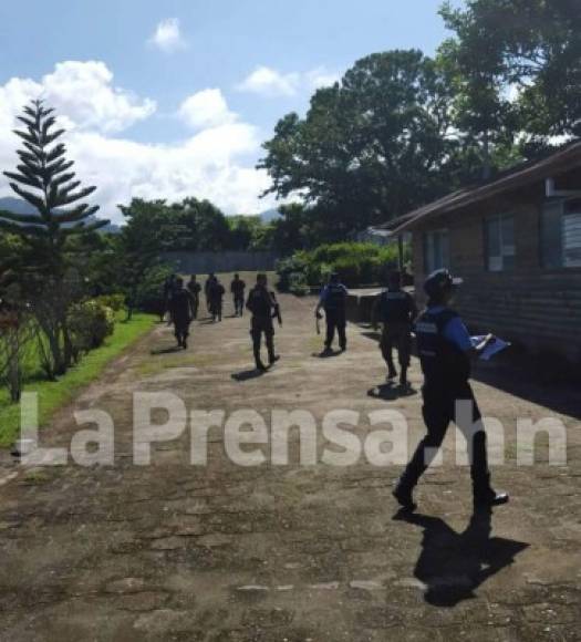 Los uniformados hondureños cuando aseguraban una propiedad en Omoa, Cortés.