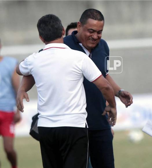 El amistoso saludo de Jhon Jairo López, entrenador del Honduras Progreso, con su colega de la Real Sociedad, Mauro Reyes.