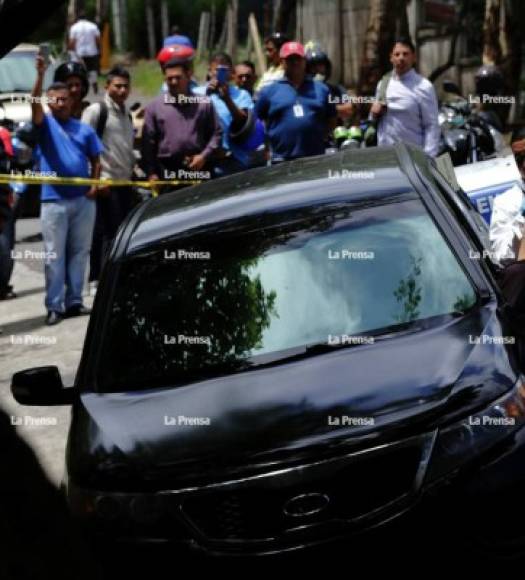 El vehículo tenía al menos nueve perforaciones de bala en el vidrio de la puerta del motorista.