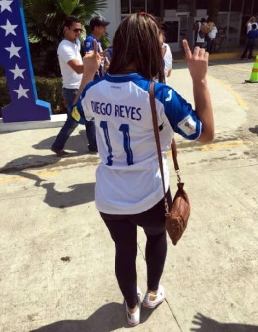 A Pamela le luce la camisa de la Selección de Honduras y es una de las bellas novias de los futbolistas hondureños.