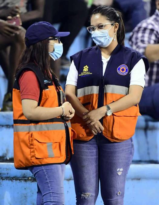 Dos chicas de Copeco, atentas para cualquier emergencia que se presente en el estadio.