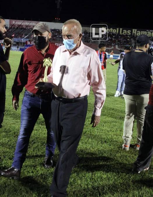 Durante la ceremonia se llevó a cabo otra premiación especial, se trató del reconocimiento a Don Rafael Jaar, expresidente del club que fue campeón en 1981 y 1983. 