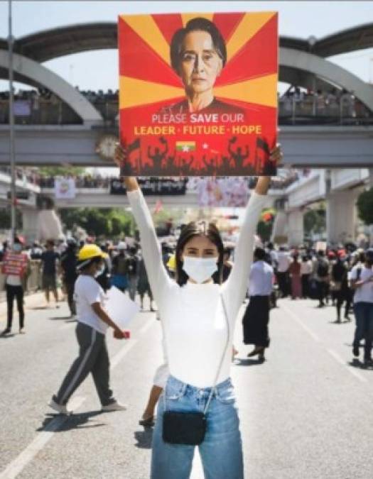 La Miss Myanmar reveló que había participado en diversas protestas contra la junta militar y ayudando a repartir agua a manifestantes en Rangún.