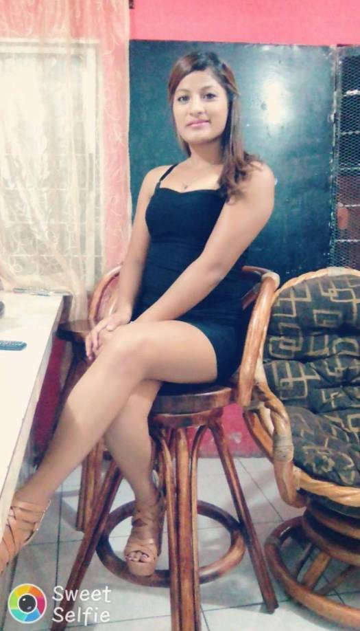 Personal de servicios periciales acudió al lugar para realizar el levantamiento del cuerpo de Maryuri, mientras los sobrevivientes reciben atención médica. 