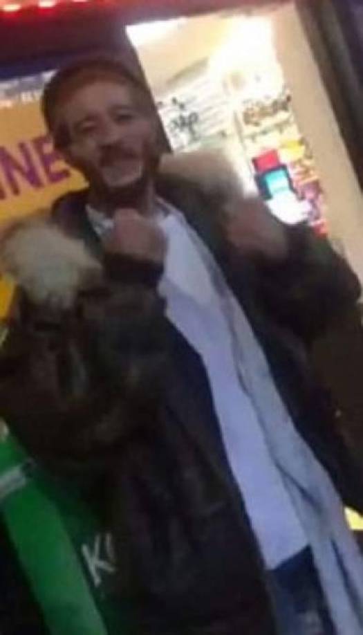 Sin embargo, en junio de 2023, cuando todo parecía estar listo para su regreso volvió a ser protagonista de un video en el que se le veía siendo detenido por la policía y mendigando.