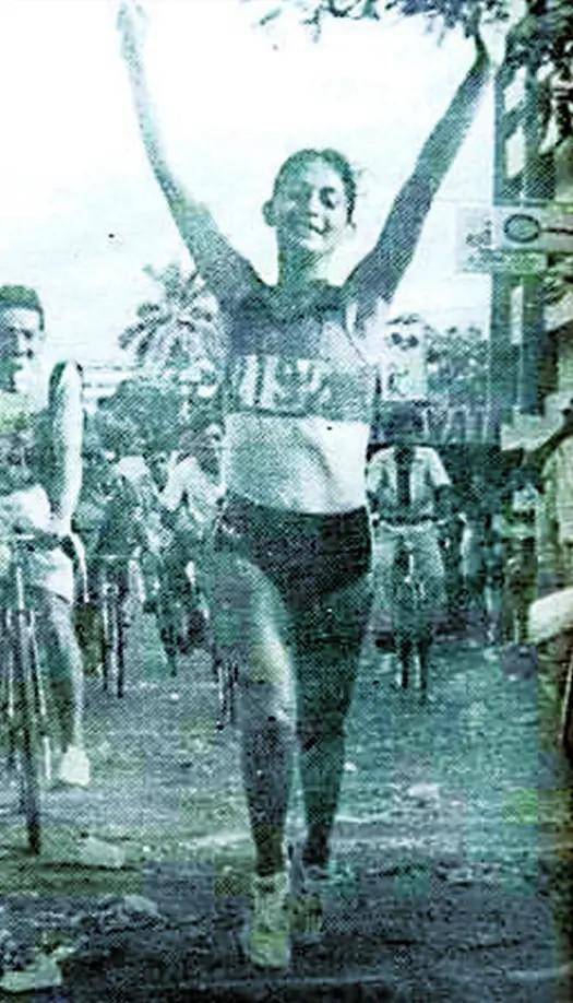 Una de las fotos más historicas, Gina Coello llegando a la meta tras ganar la Maratón La Prensa.