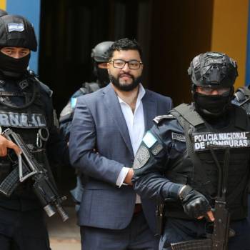 Marco Vallecillo y Nelson Sierra fueron capturados el sábado 17 de agosto de 2024 cuando recibían una cantidad de tres millones de lempiras en el marco de un esquema extorsivo. Marco Vallecillo y Nelson Sierra fueron capturados el sábado 17 de agosto de 2024 cuando recibían una cantidad de tres millones de lempiras en el marco de un esquema extorsivo.