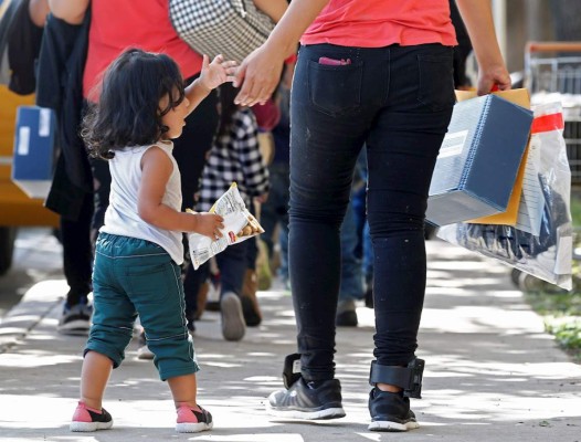 Empleados federales dicen que personal no calificado cuidó a niños migrantes