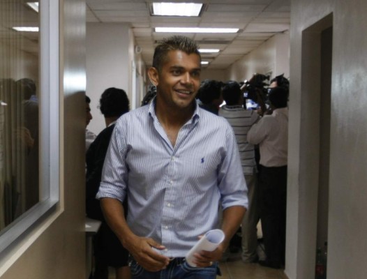 Esposa de Amado Guevara desmiente su retiro