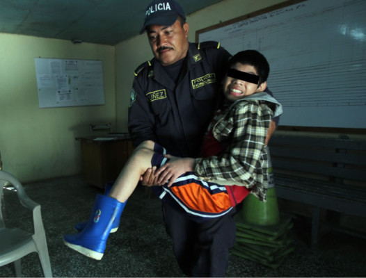 Dejan abandonado a niño que no habla ni camina