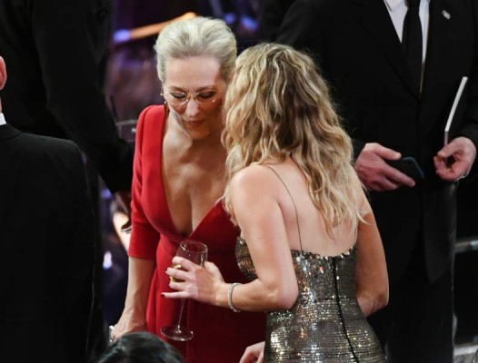 La joven estrella no pudo evitar saludar a la veterana Meryl Streep.