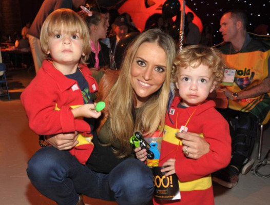 Hijos de Charlie Sheen regresan con su madre