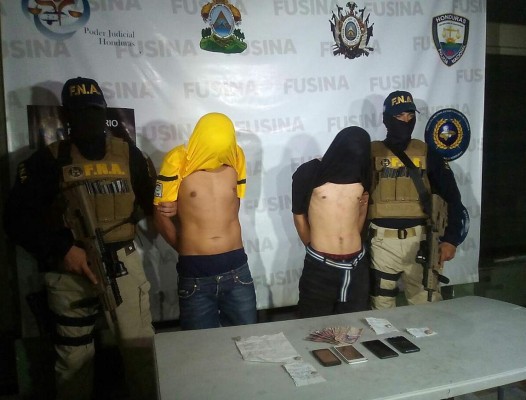 Caen dos menores por extorsionar