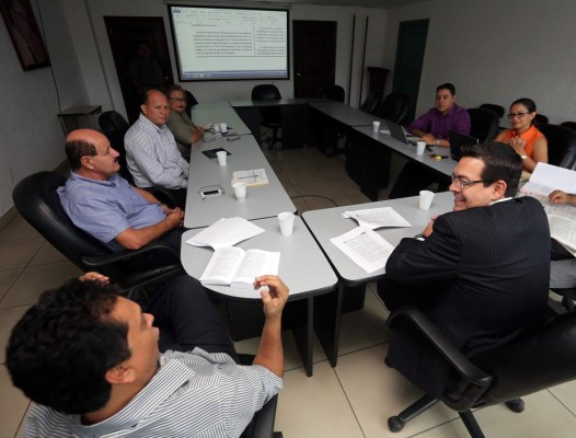 Les reiteran a obreros que no pierden prestaciones con ley