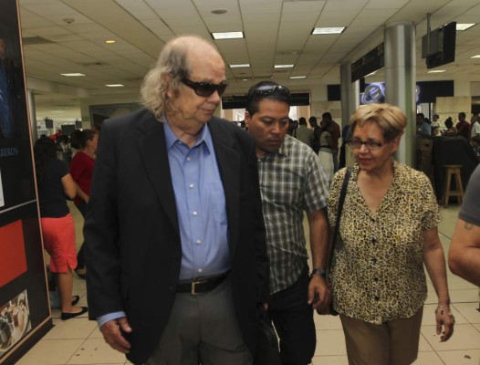 'Manuel Zelaya habla como si indignados fuesen de él”: John Biehl