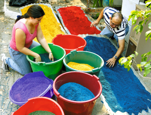 Plasman su devoción en alfombras de aserrín