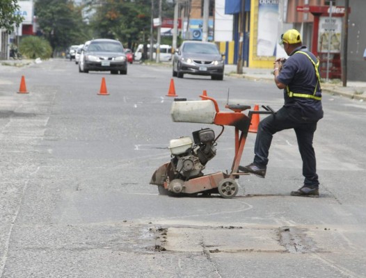 Alcaldía hace bacheo en la avenida del comercio en San Pedro Sula